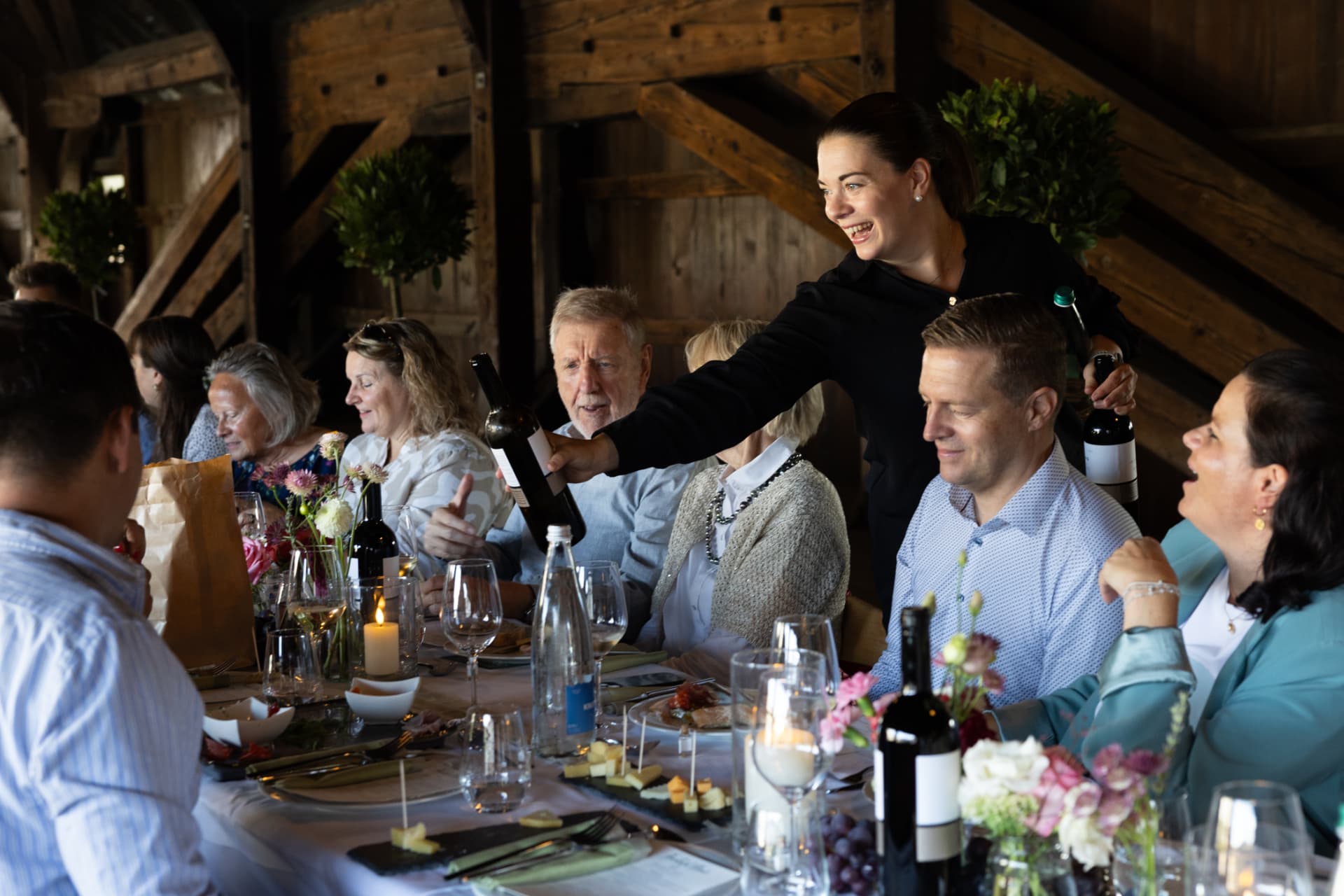 Weinservice an einem Bankett